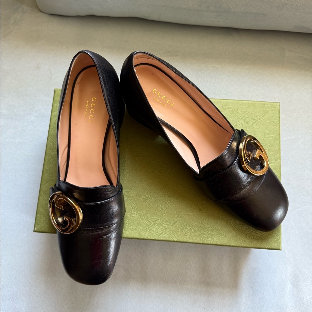 Gucci Black Leather Loafers with Gold Emblem - Picture 2 of 9